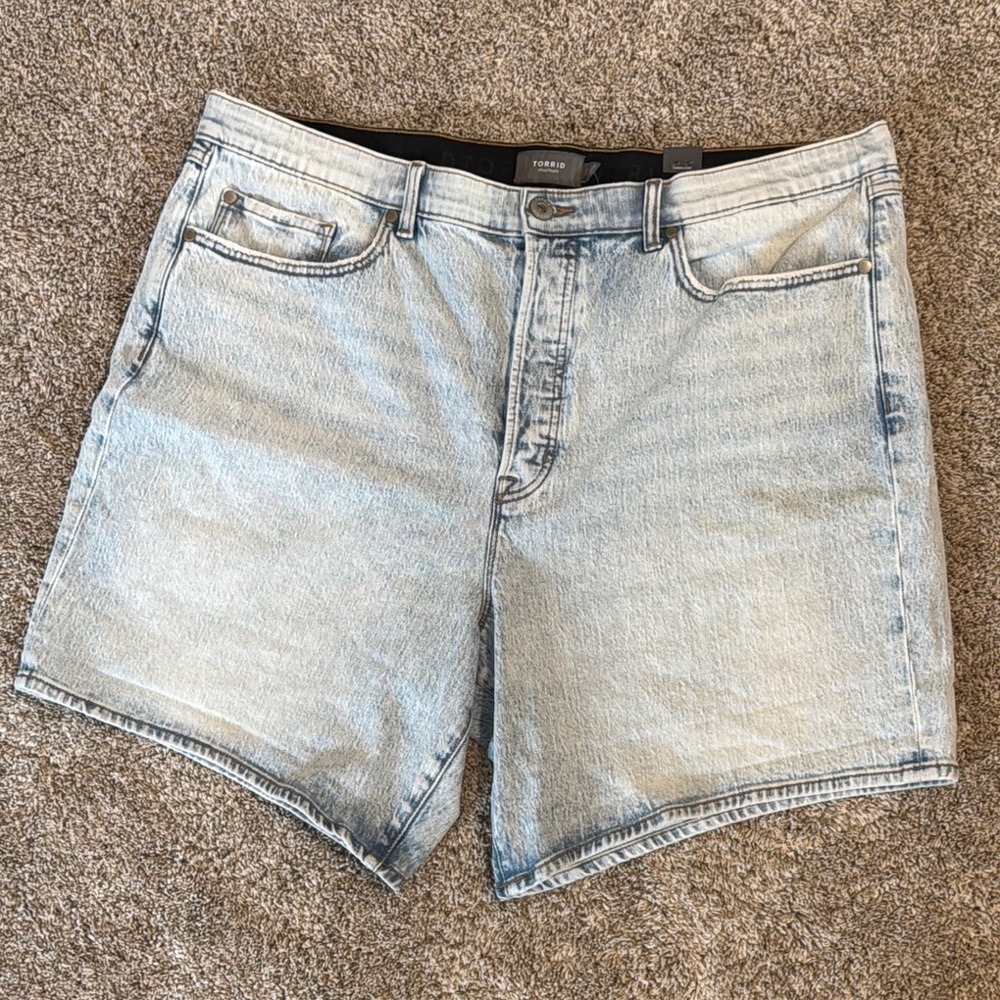 Torrid NWT US20 mid rise Denim dad Shorts